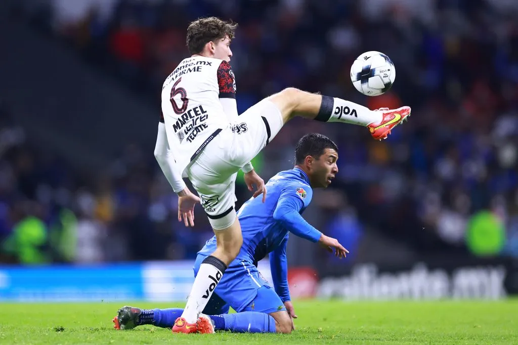 Marcel Ruiz y Erik Lira peleando un balón en un juego entre Cruz Azul y Toluca (Getty)