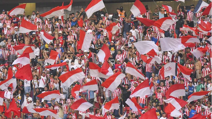 Apático recibimiento de fanáticos de Chivas a sus jugadores.