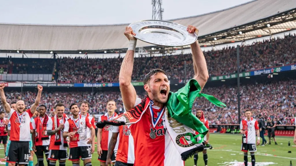 Santiago Giménez entre los mejores goleadores en Eredivisie