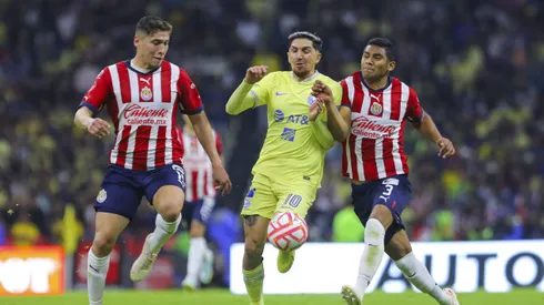MEXICO CITY, MEXICO – SEPTEMBER 17: Diego Valdes of America fights for the ball with Jesus Olivas and Gilberto Sepulveda of Chivas during the 15th round match between America and Chivas as part of the Torneo Apertura 2022 Liga MX at Azteca Stadium on September 17, 2022 in Mexico City, Mexico. (Photo by Agustin Cuevas/Getty Images)