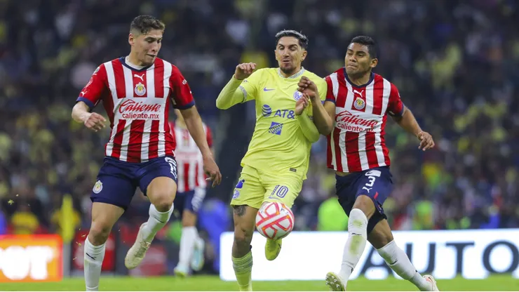 MEXICO CITY, MEXICO - SEPTEMBER 17: Diego Valdes of America fights for the ball with Jesus Olivas and Gilberto Sepulveda of Chivas during the 15th round match between America and Chivas as part of the Torneo Apertura 2022 Liga MX at Azteca Stadium on September 17, 2022 in Mexico City, Mexico. (Photo by Agustin Cuevas/Getty Images)
