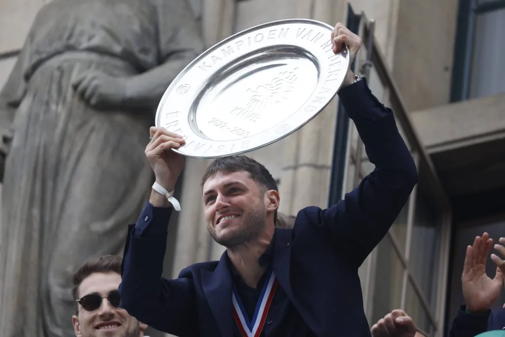 Santiago Giménez levantando el título | Imago