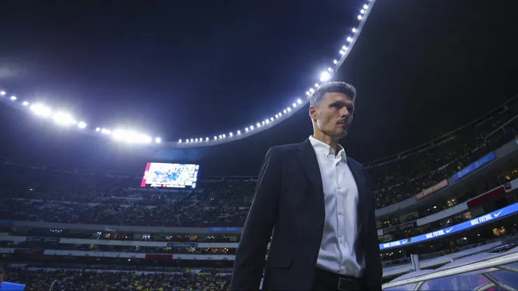 El exentrenador de Las Águilas recibió insultos de los aficionados.