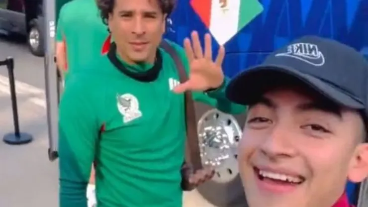 El desafortunado momento del aquero mexicano con un fan.