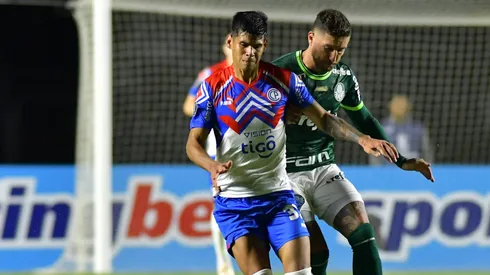 El futbolista paraguayo se quedaría un tiempo más en su país - Imago