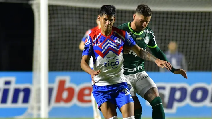 El futbolista paraguayo se quedaría un tiempo más en su país - Imago