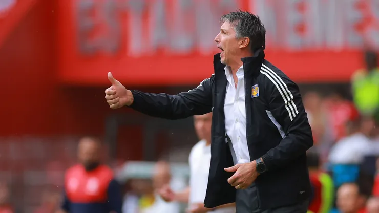 TOLUCA, MEXICO - MAY 14: Robert Dante Siboldi, coach of Tigres gestures during the quarterfinals second leg match between Toluca and Atletico San Luis as part of the Torneo Clausura 2023 Liga MX at Nemesio Diez Stadium on May 14, 2023 in Toluca, Mexico. (Photo by Hector Vivas/Getty Images)