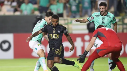 LEON, MEXICO - MAY 31: Víctor Dávila of Leon fights for the ball with Diego Palacios of LAFC during the final first leg match between Leon and LAFC as part of the Concacaf Champions League 2023 at Leon Stadium on May 31, 2023 in Leon, Mexico. (Photo by Refugio Ruiz/Getty Images)