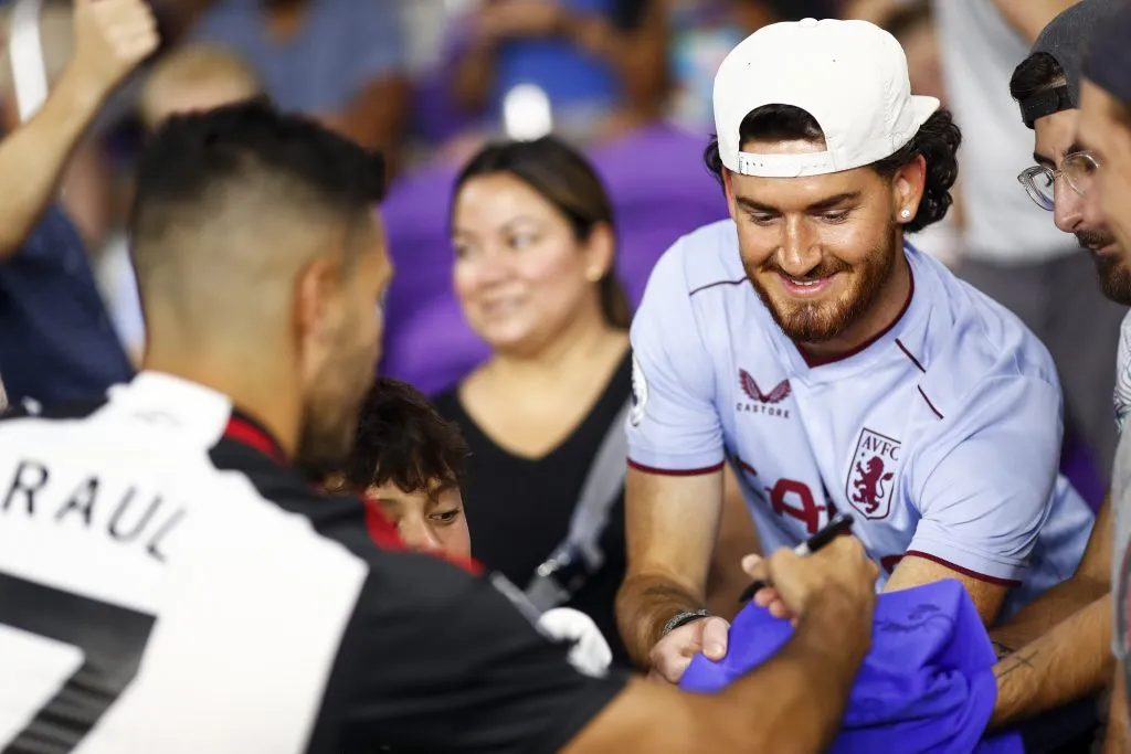 Raúl Jiménez firmando autógrafos tras sus primeros minutos con el Fulham. (Photo by Kevin Sabitus/Getty Images for Premier League)