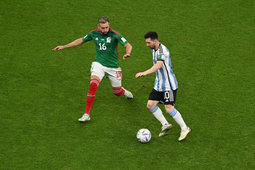 Herrera frente a Lionel Messi durante el Mundial de Qatar 2022. Photo by Claudio Villa/Getty Images