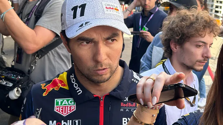 Sergio Pérez frustrado tras quedar fuera del GP de México.