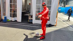 Leclerc se divirtió con un balón en el día de clasificaciones.
