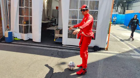 Leclerc se divirtió con un balón en el día de clasificaciones.