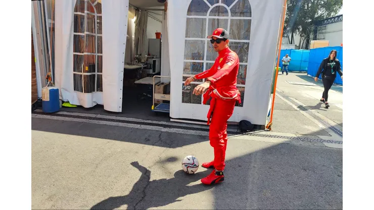 Leclerc se divirtió con un balón en el día de clasificaciones.