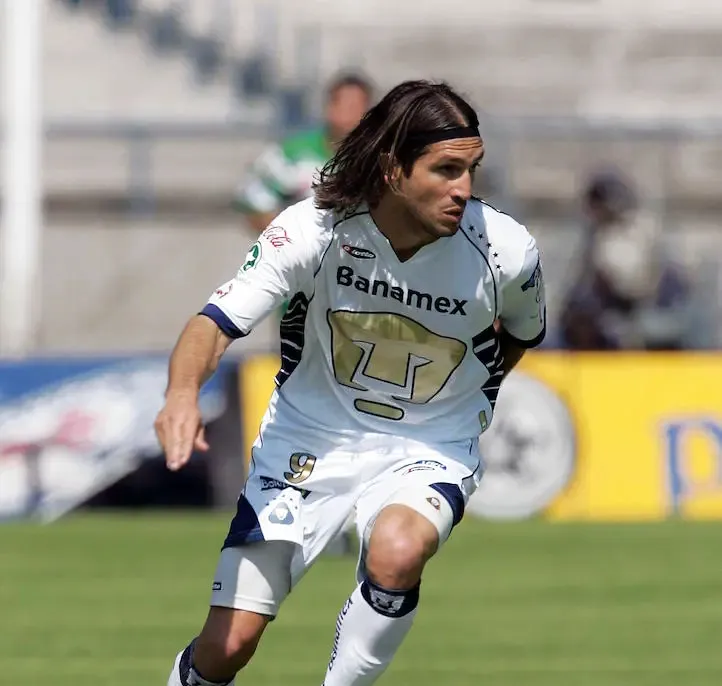 Bruno Marioni vistiendo la playera de Pumas UNAM (Fuente: Twitter).