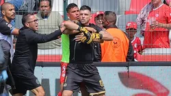 Tiago Volpi es detenido por sus compañeros.