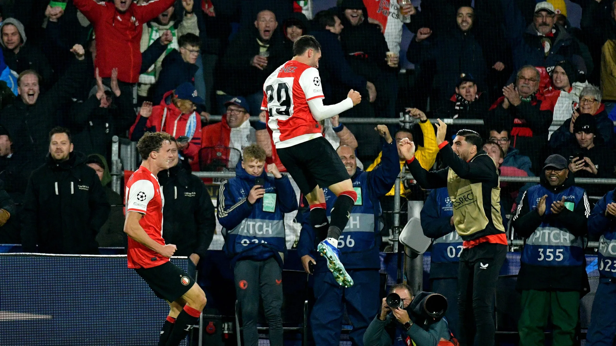 Santi Giménez quiere volver a celebrar por Champions. (Getty Images)