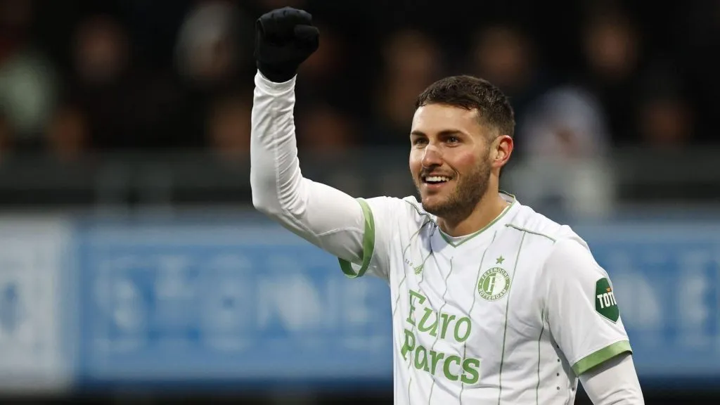 Santiago Giménez quiere hacer historia en la Champions League