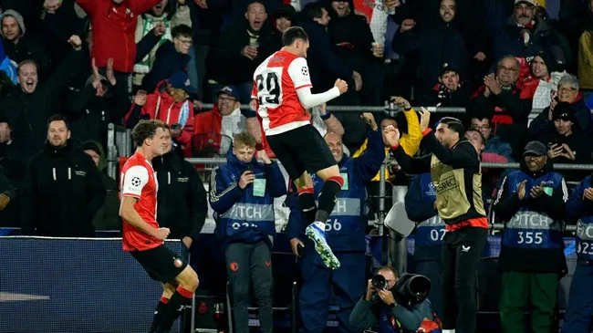 Santi Giménez y su reciente doblete por Champions ante Lazio [Getty].