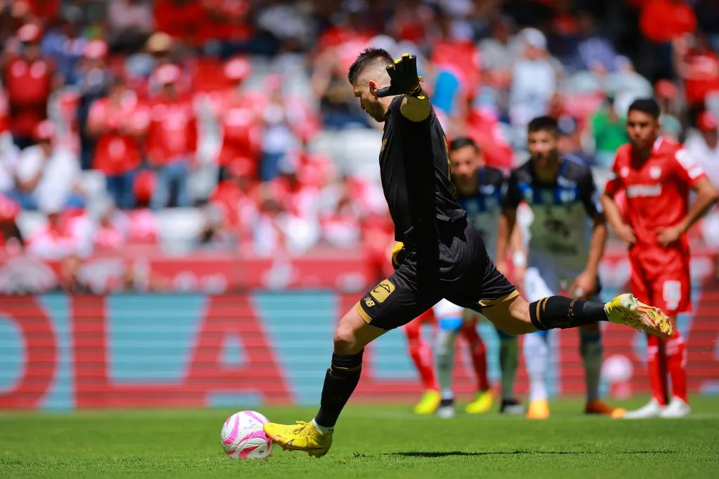 Tiago Volpi ejecutando un penal para Toluca (Getty Images).