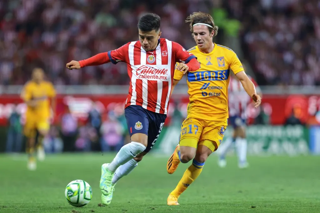 Fernando Beltrán ante Sebastián Córdova en la final entre Chivas y Tigres (Getty Images).