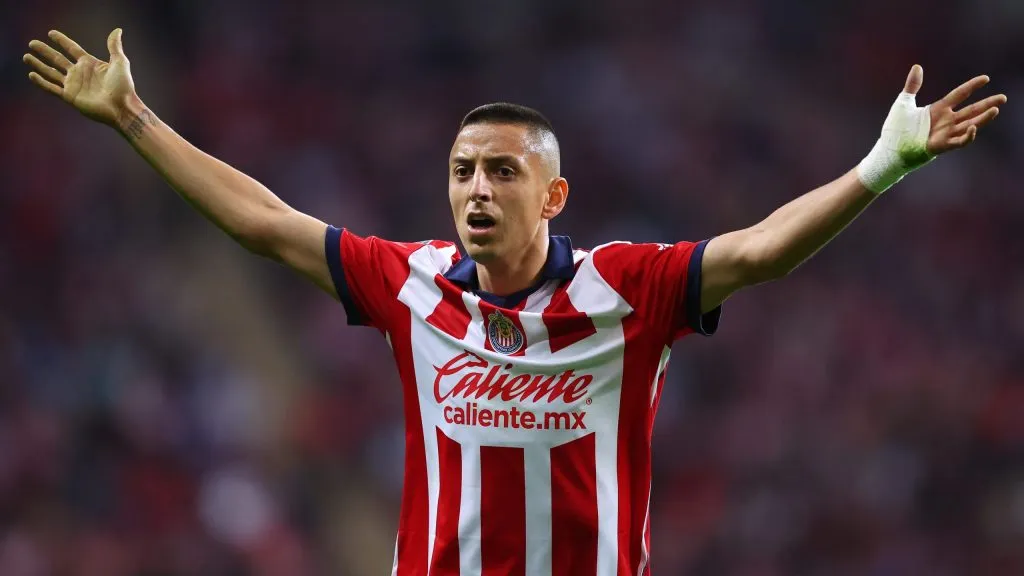 Chivas sintió la ausencia de Alvarado en el último cruce con Pumas… ahora podrá contar con él [Getty]