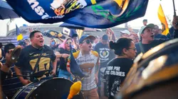 Los aficionados de Pumas UNAM cantando.
