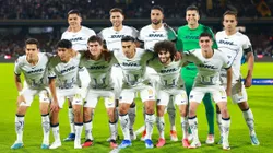 El equipo de Pumas previo al inicio del duelo ante Chivas.