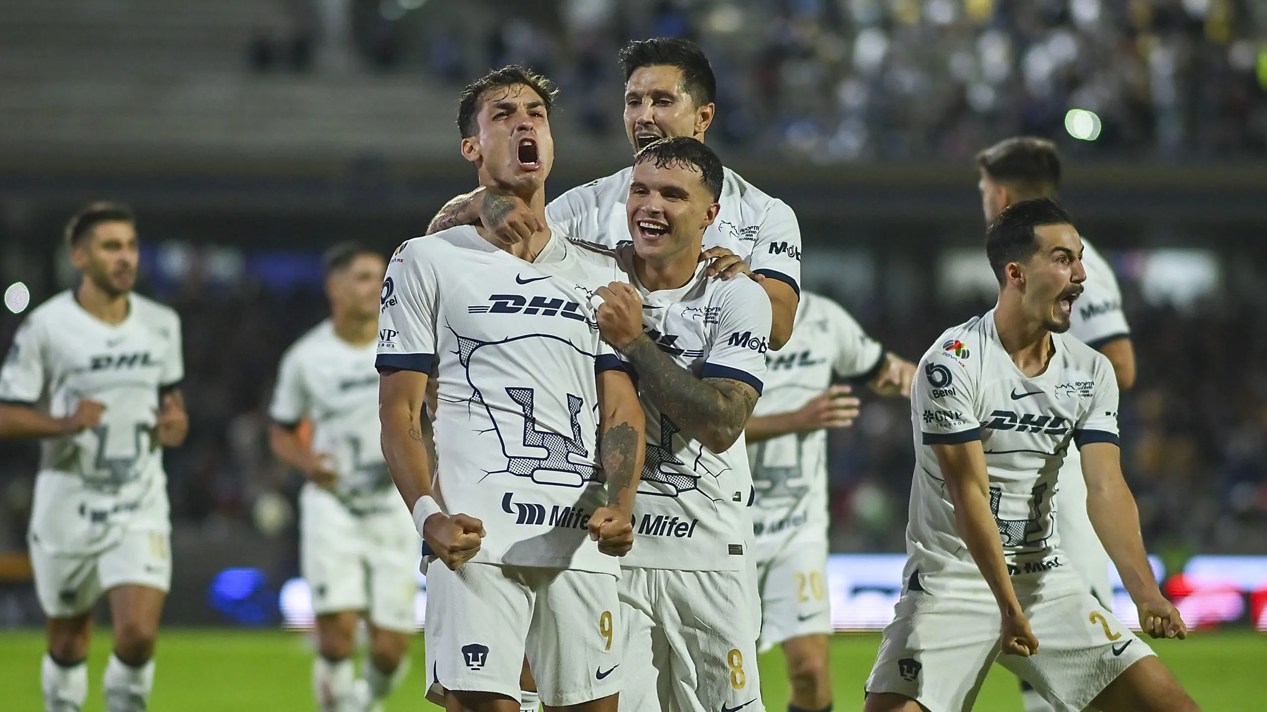 Juan Dinenno celebrando un gol con sus compañeros de Pumas (Foto: Imago7/ Etzel Espinosa).