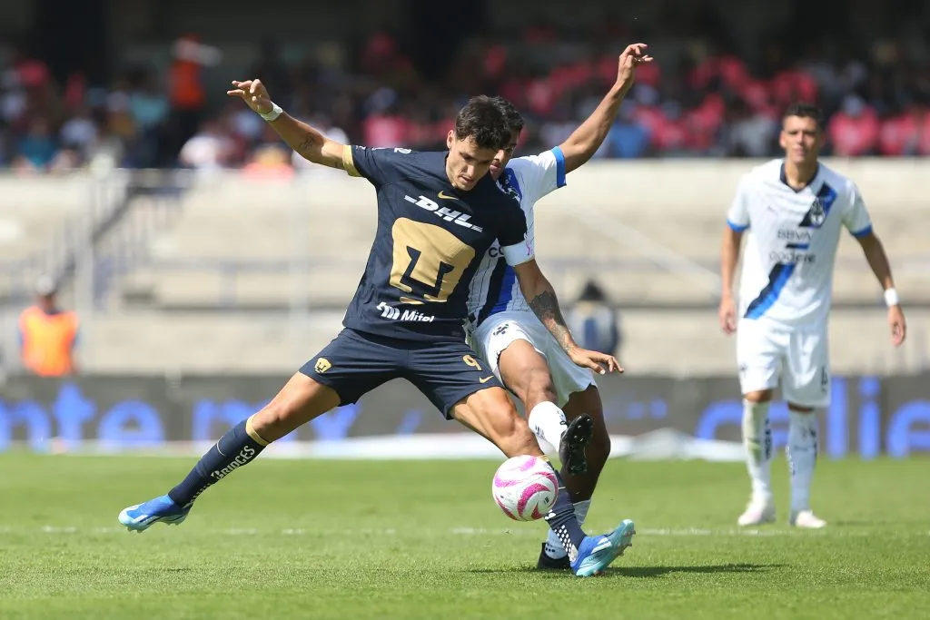 Juan Dinenno defendiendo el balón ante Monterrey (Imago7).