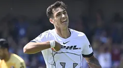 Juan Dinenno celebrando un gol con Pumas UNAM.