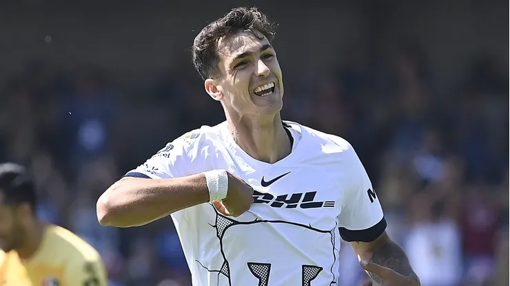 Juan Dinenno celebrando un gol con Pumas UNAM.