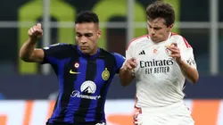 Lautaro Martínez disputando la posición con Joao Neves.