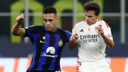 Lautaro Martínez disputando la posición con Joao Neves.