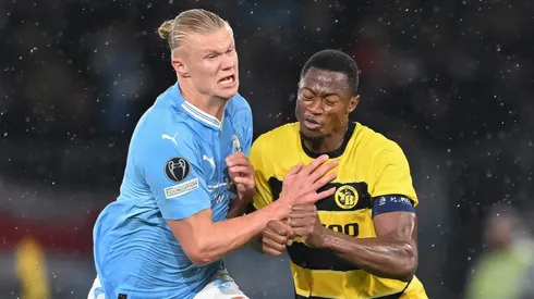 Erling Haaland luchando en el duelo entre Mancheste City y Young Boys.