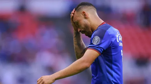 Moisés y un paso para el olvido por Cruz Azul.