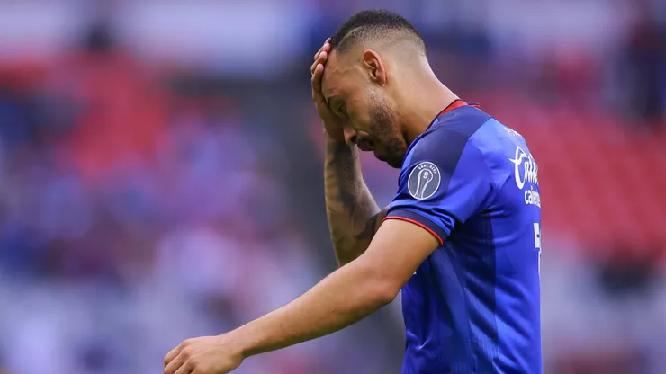 Moisés y un paso para el olvido por Cruz Azul.
