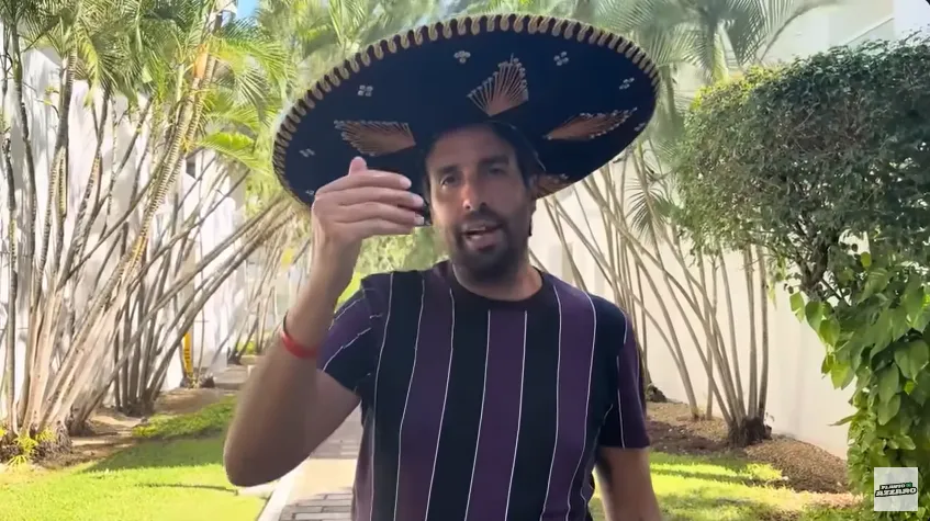 Flavio Azzaro y un atuendo particular en su video posteado en YouTube.