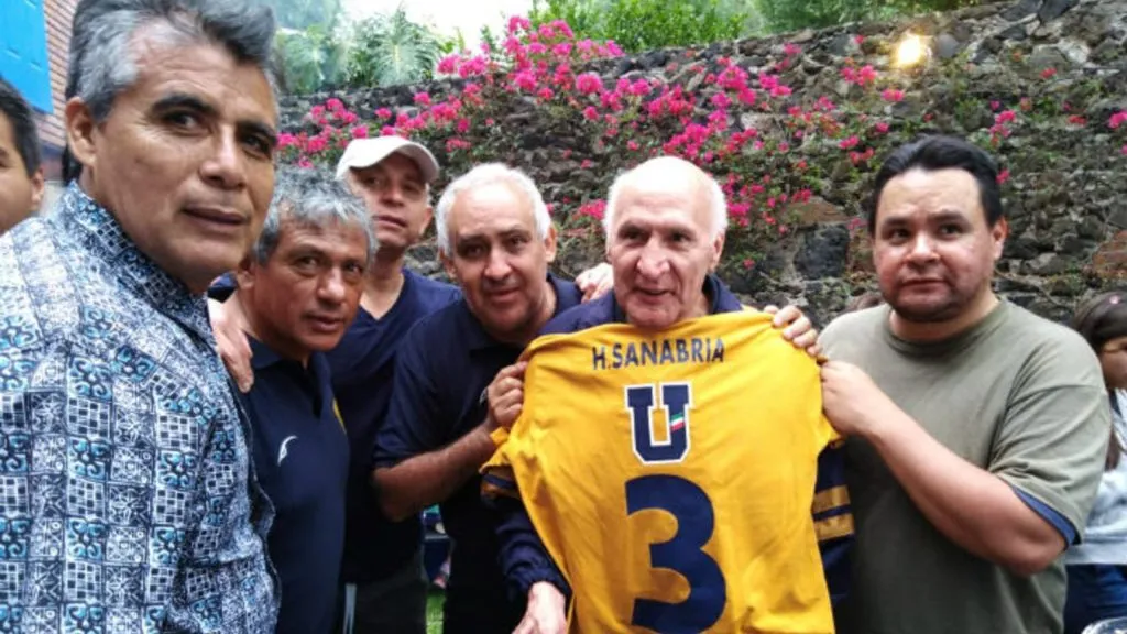 Héctor Sanabria en un homenaje reciente a su trayectoria en Pumas.