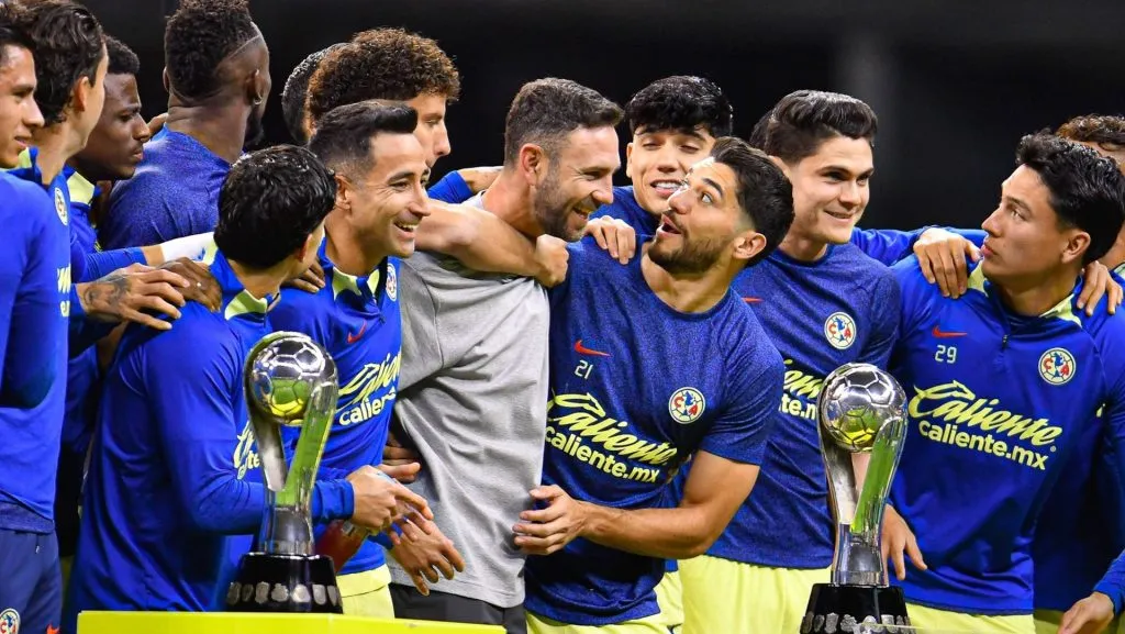 Miguel Layún recibió un homenaje especial en el Estadio Azteca (IMAGO)