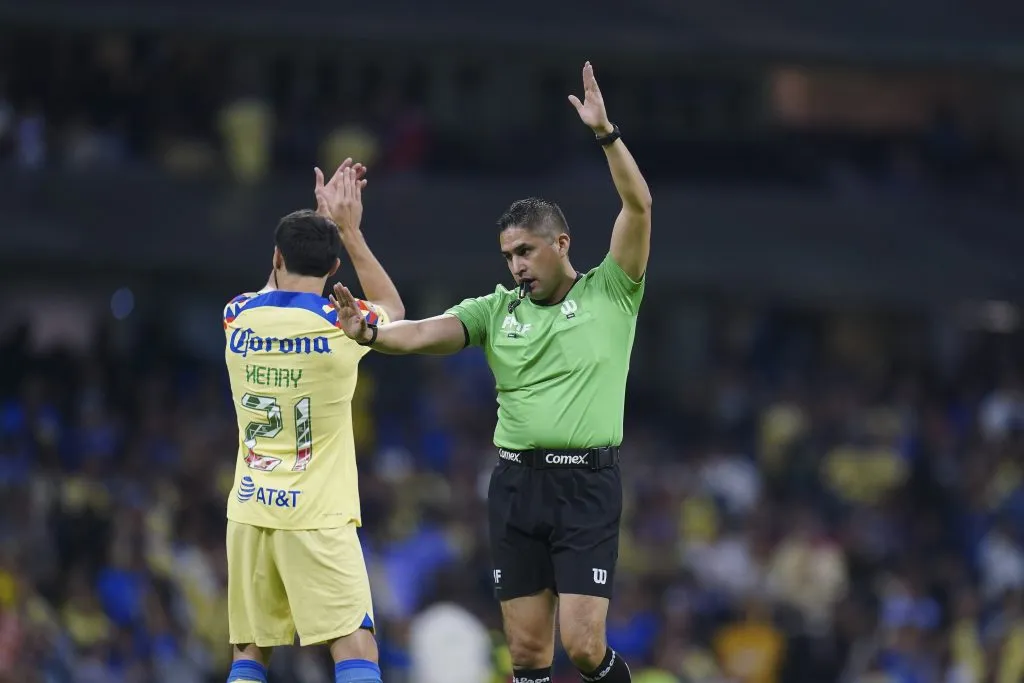 Oscar Mejía García, el árbitro del partido, le anuló cuatro goles a América por orden del VAR (Imago7)