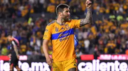 Tenso cruce entre André-Pierre Gignac y Miguel Fuentes