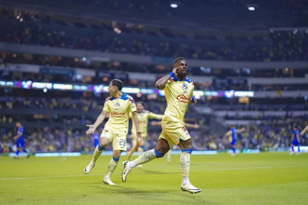 Julián Quiñones autor del gol de la victoria