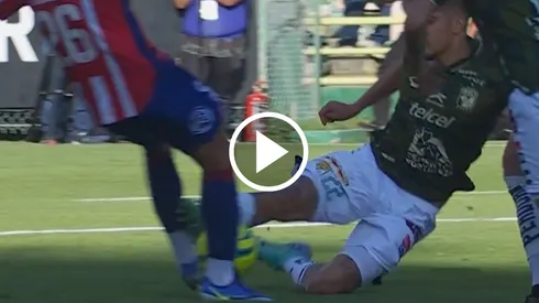 ¡Era para prisión! La criminal patada en León vs. Atlético San Luis que fue omitida por el VAR