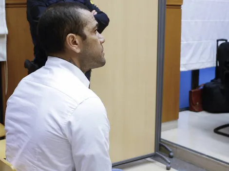 Estatua de Dani Alves sufre vandalismo luego de la condena