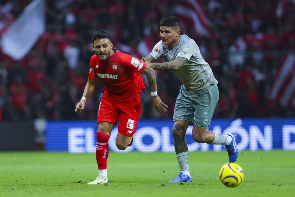 Bruno Amione disputando un balón en el partido frente a Toluca (Getty Images)