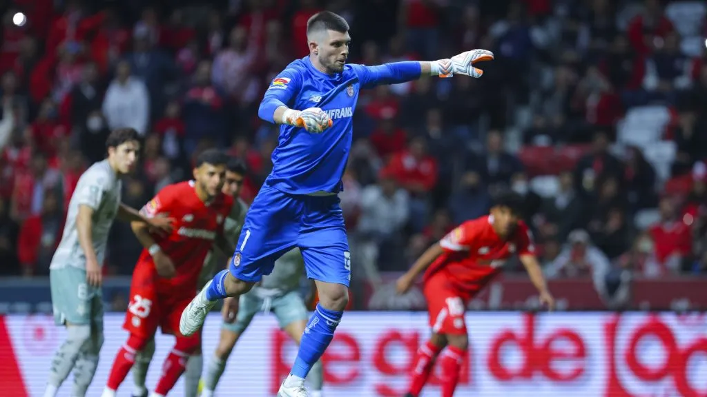 Tiago Volpi le dio el triunfo a Toluca ante Santos [Getty]