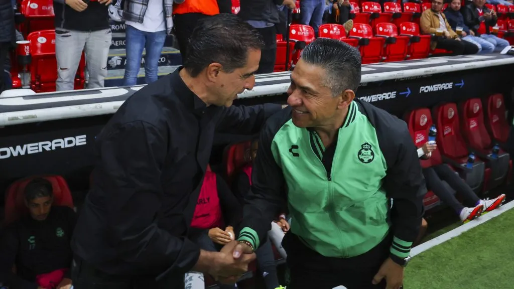 Renato Paiva le ganó el duelo de entrenadores a Ignacio Ambriz [Getty]