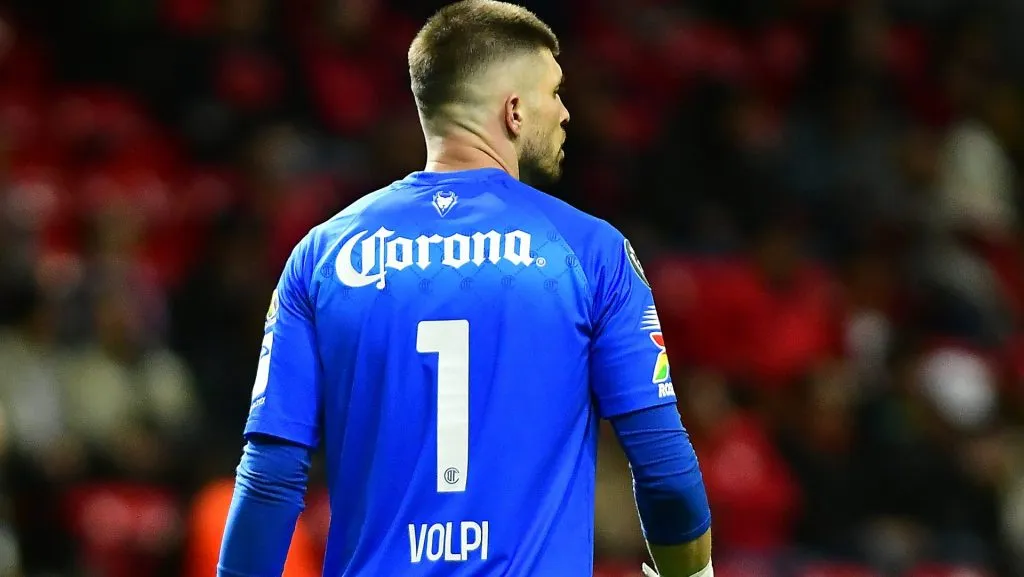 Tiago Volpi contra las cuerdas