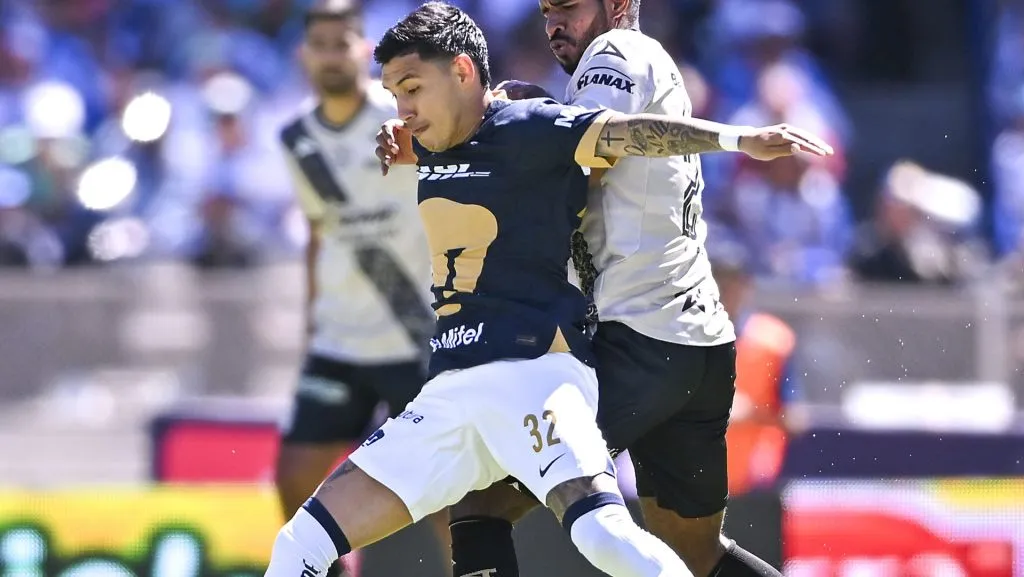 La afición de Pumas pide por Leo Suárez